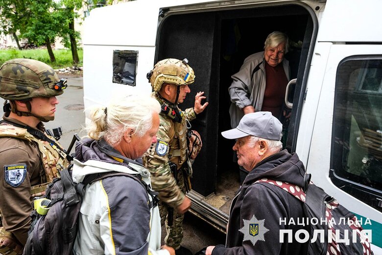 Жили поряд із тілами сусідів: з Авдіївки евакуювали мешканців багатоповерхівки, до якої потрапили російські ракети 06