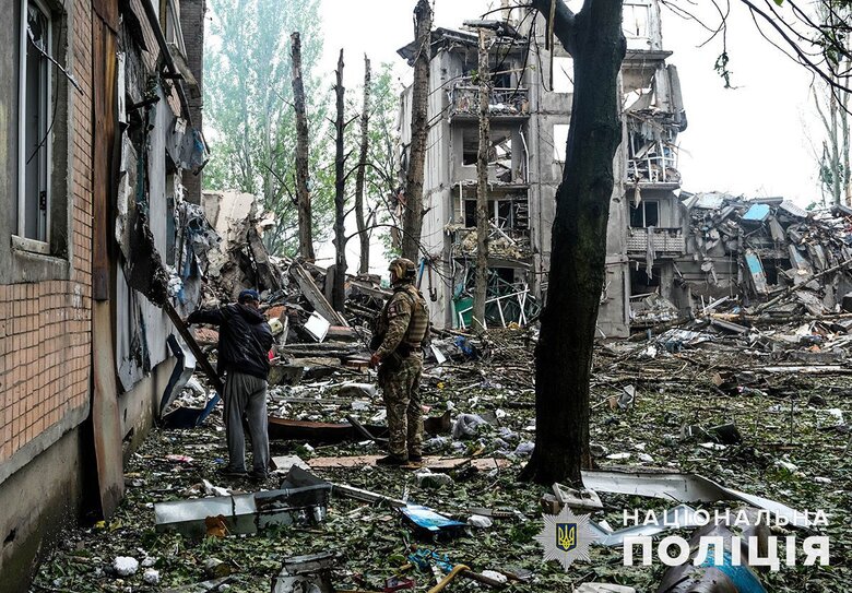 Жили поряд із тілами сусідів: з Авдіївки евакуювали мешканців багатоповерхівки, до якої потрапили російські ракети 07