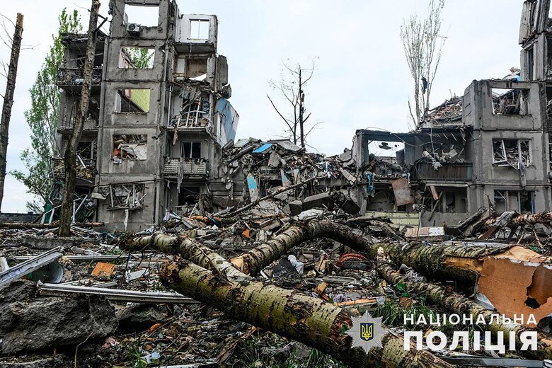 Жили поряд із тілами сусідів: з Авдіївки евакуювали мешканців багатоповерхівки, до якої потрапили російські ракети 08