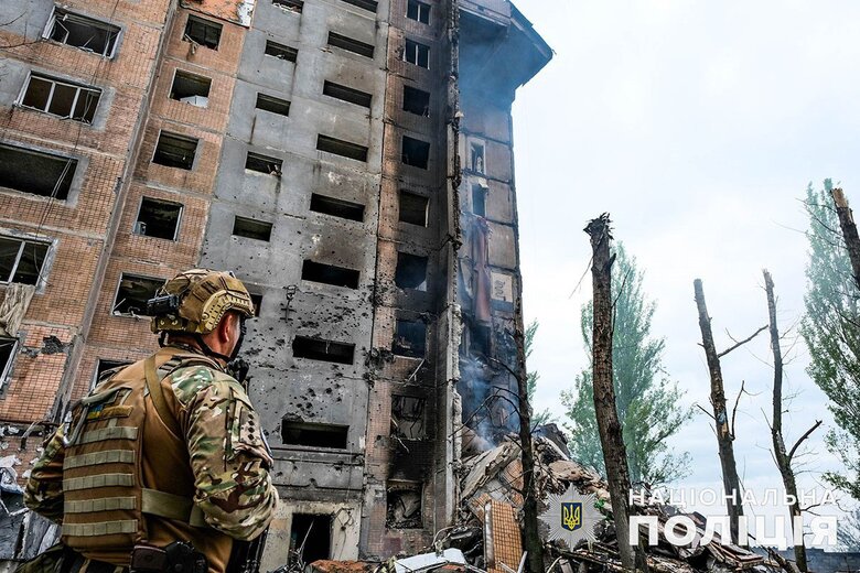 Жили поряд із тілами сусідів: з Авдіївки евакуювали мешканців багатоповерхівки, до якої потрапили російські ракети 09
