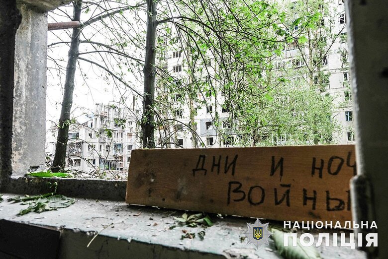 Жили рядом с телами соседей: из Авдеевки эвакуировали жителей многоэтажки, в которую попали российские ракеты 04