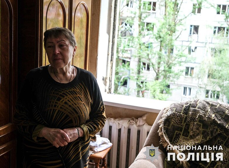 Жили рядом с телами соседей: из Авдеевки эвакуировали жителей многоэтажки, в которую попали российские ракеты 05