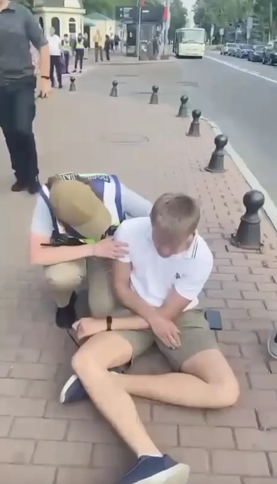 "Тітушки" УПЦ МП побили українського активіста біля Лаври, втрутилась поліція. Відео dqxikeidqxiqqeant