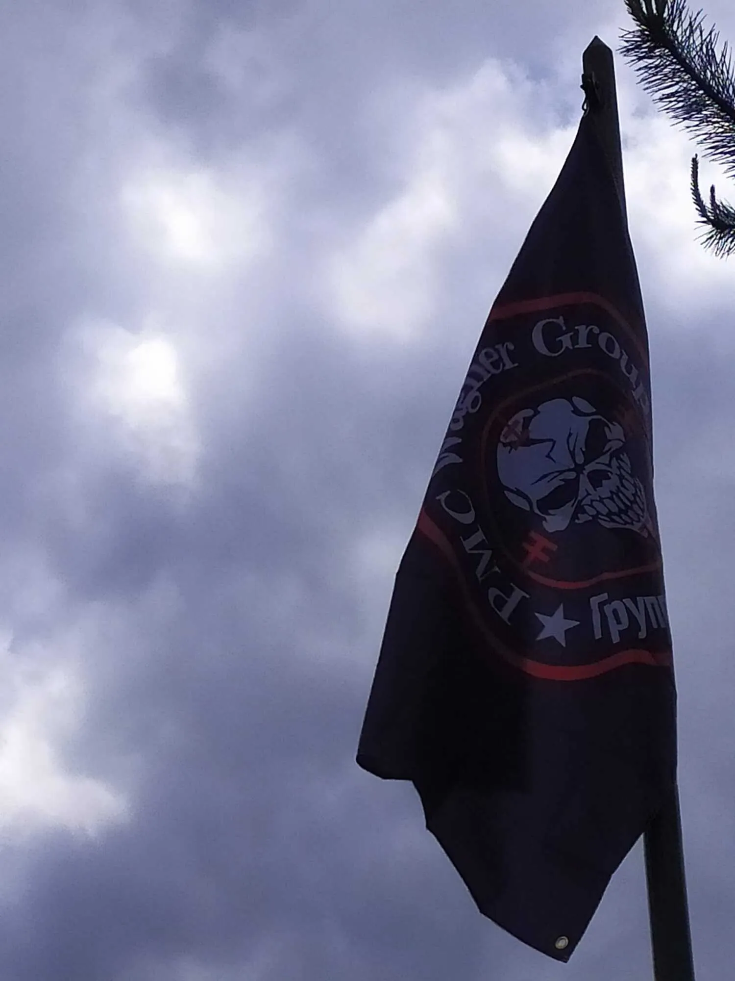 В Чехии женщина подняла флаг ПВК "Вагнер": ею занялась полиция dqxikeidqxiqqeant