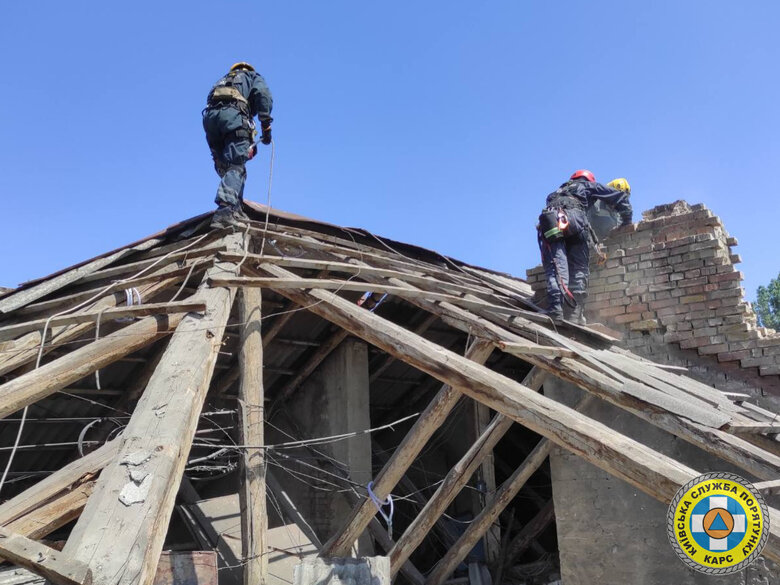 Київські рятувальники розбирають аварійні конструкції на даху пошкодженої багатоповерхівки 01 Київські рятувальники розбирають аварійні конструкції на даху пошкодженої багатоповерхівки 01 dqxikeidqxiqqeant