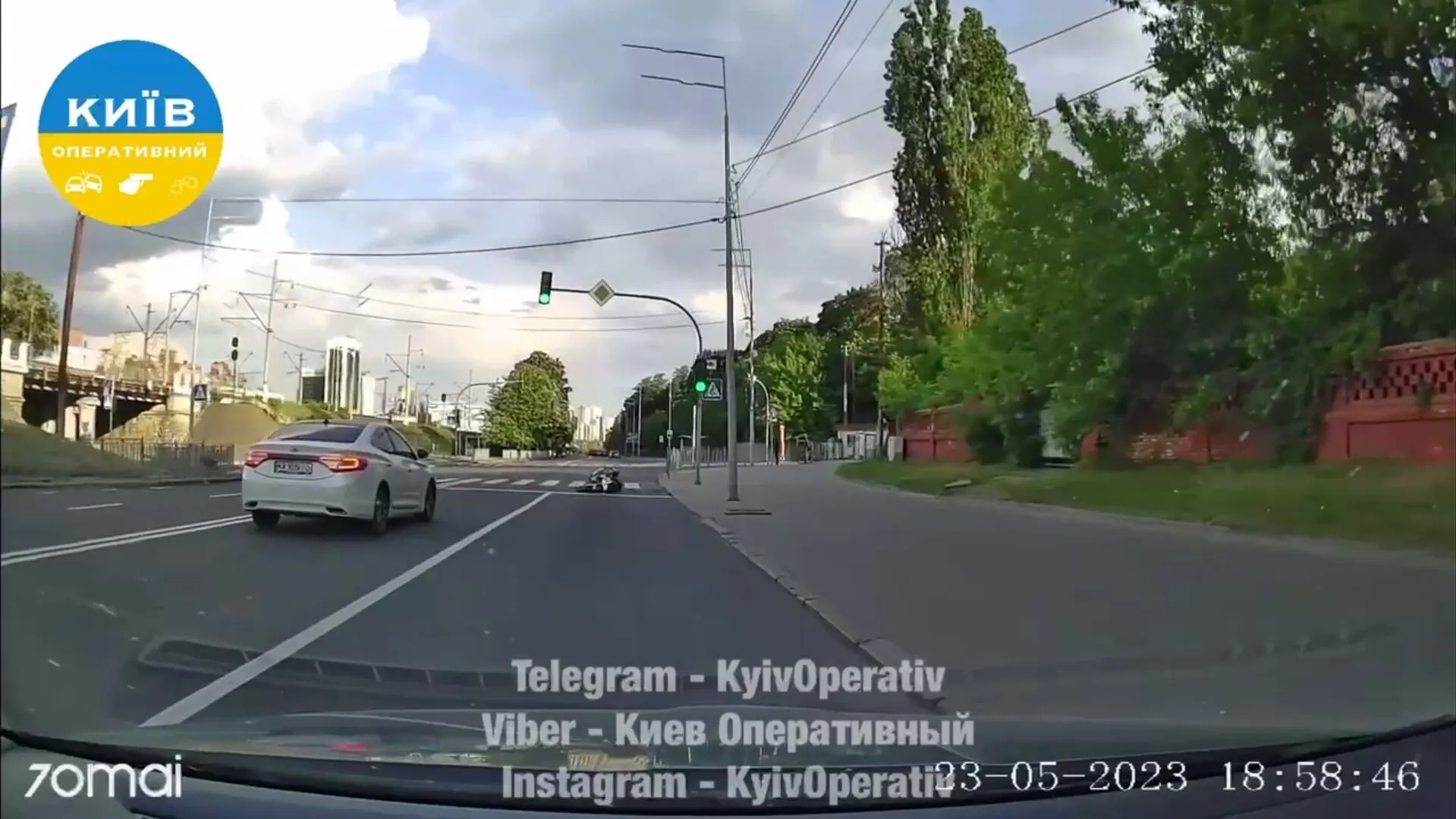 У Києві мотоцикліст ледь не загинув через собаку-порушника ПДР. Відео