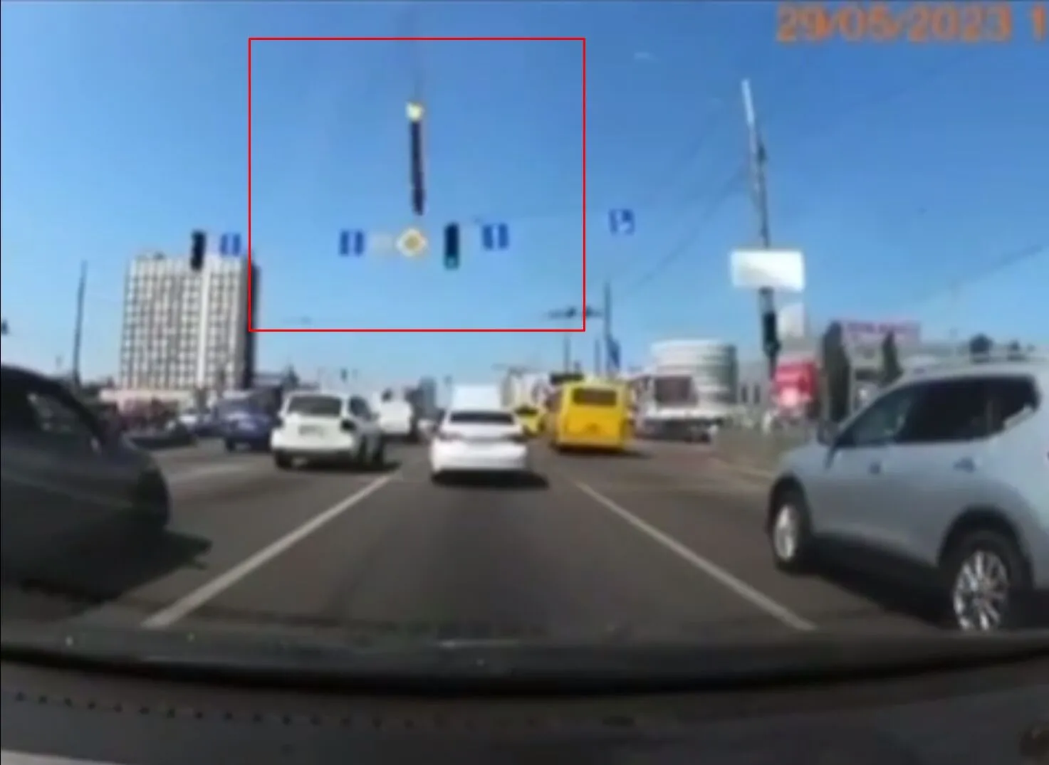 У мережі з’явилось шокуюче відео падіння уламків ракети біля маршрутки в Києві. Відео dqxikeidqxiqqeant