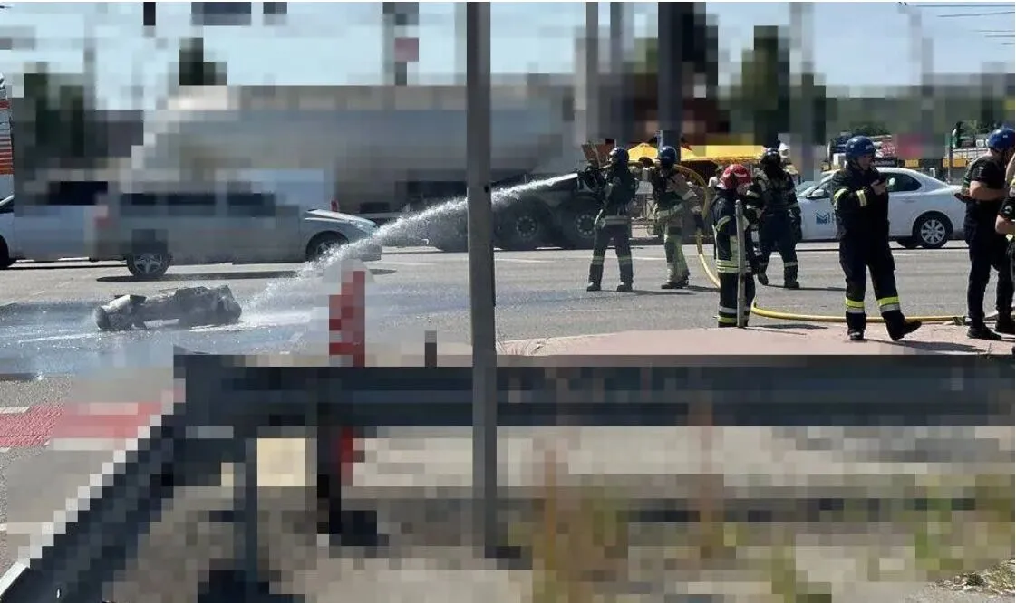 У мережі з’явилось шокуюче відео падіння уламків ракети біля маршрутки в Києві. Відео