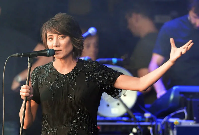 Спалює мости з Росією: співачка Земфіра отримала французьке громадянство dqxikeidqxitkant