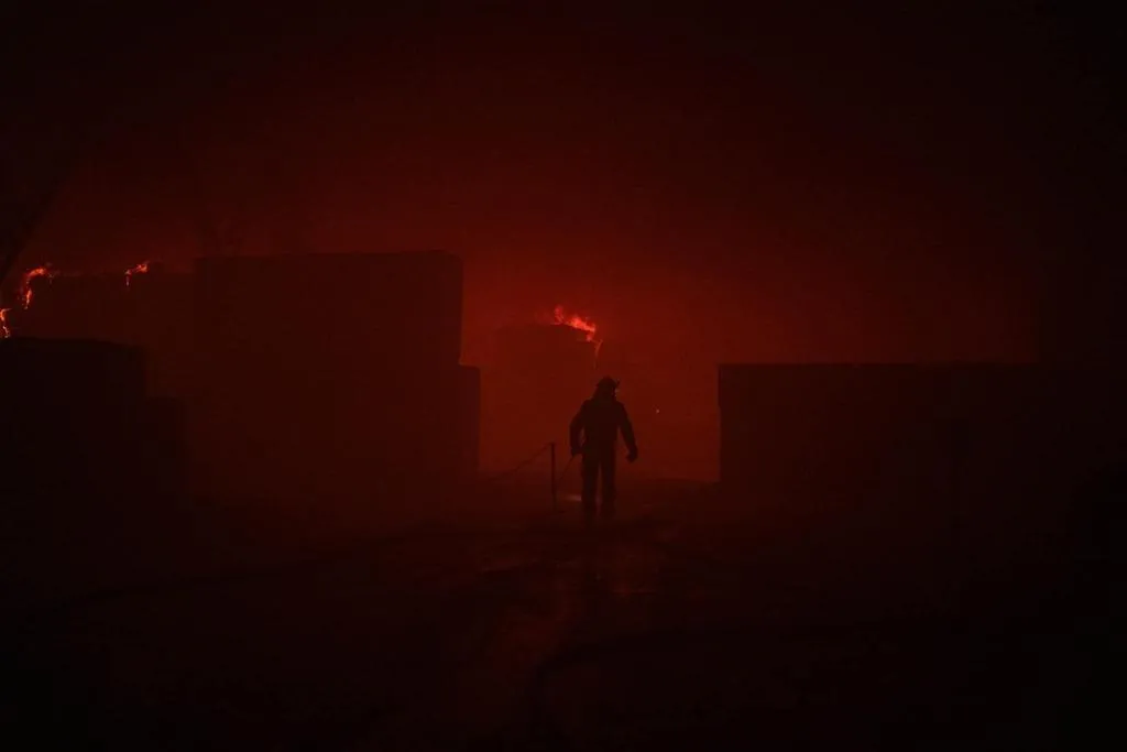 У Києві сапери у палаючій будівлі знешкодили нездетоновану 50-кілограмову бойову частину Shahed. Фото та відео