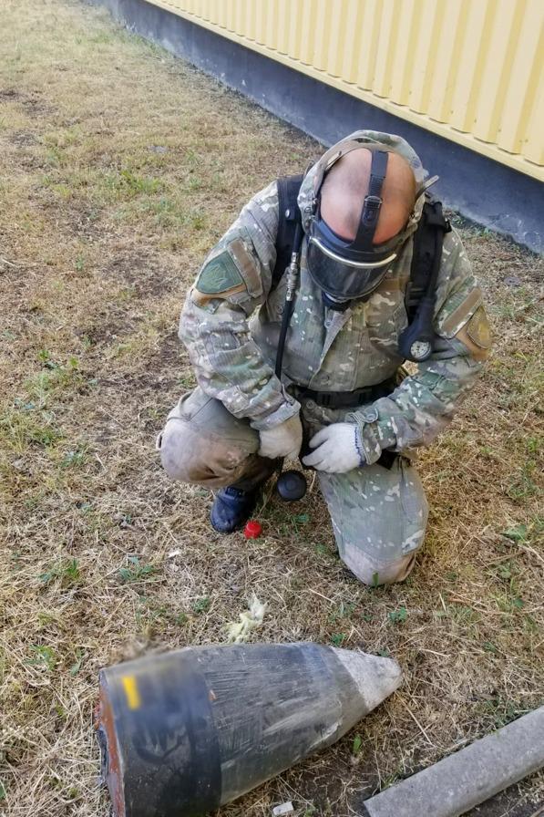 У Києві сапери у палаючій будівлі знешкодили нездетоновану 50-кілограмову бойову частину Shahed. Фото та відео