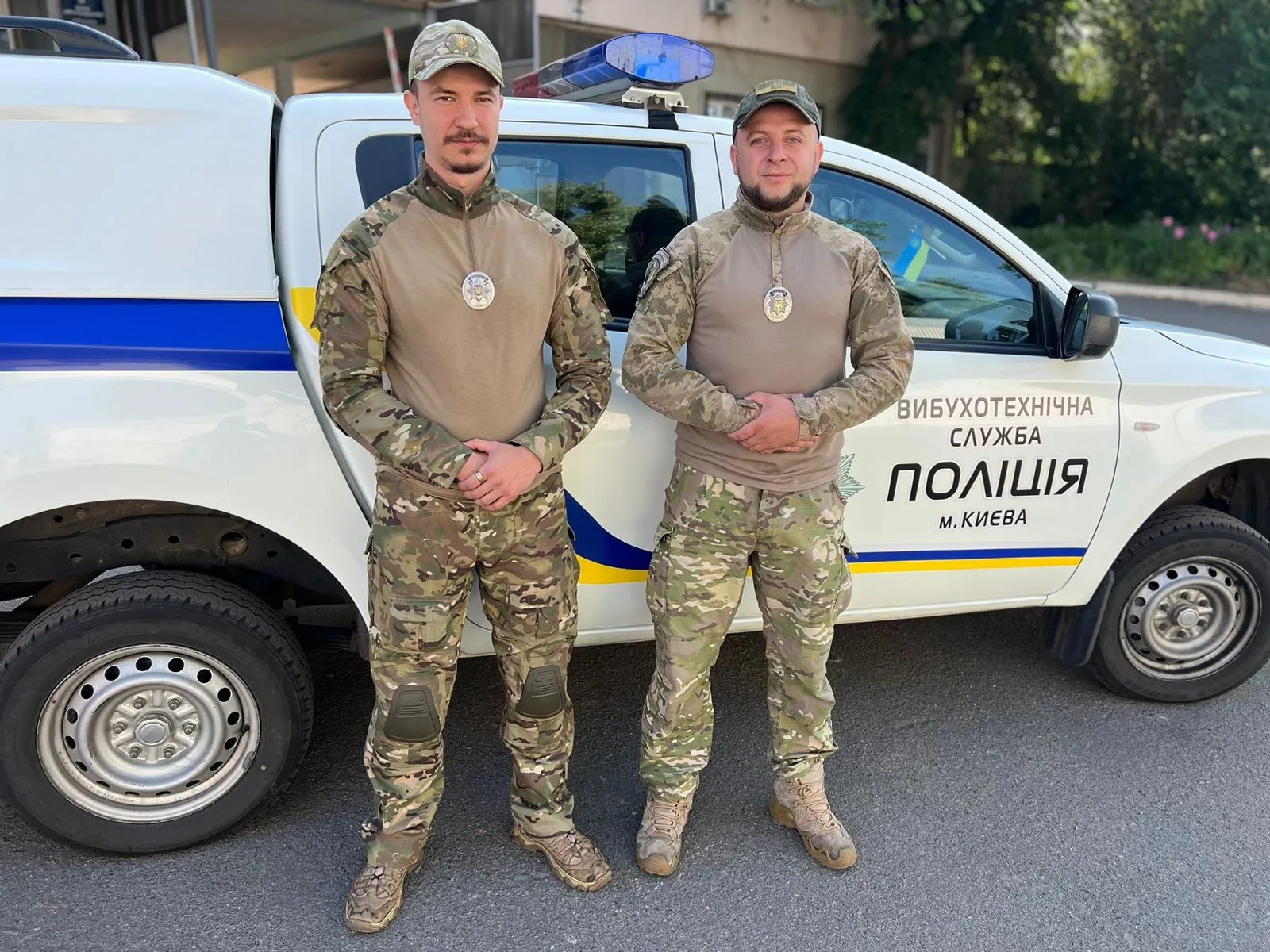 У Києві сапери у палаючій будівлі знешкодили нездетоновану 50-кілограмову бойову частину Shahed. Фото та відео