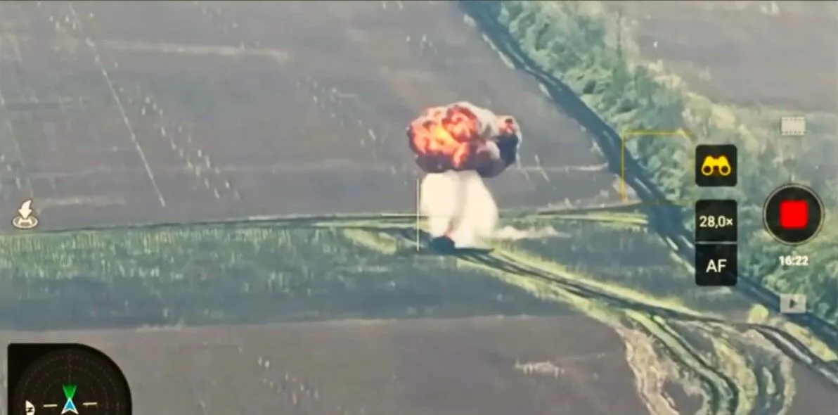 Украинские воины накрыли вражеский танк "адским" огнем. Видео