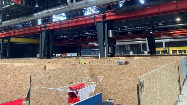 ФОТО, ВВС. Приют на Модлинской теперь весь в таких деревянных боксах – теперь за ними не видно раскладушек, на которых живут люди