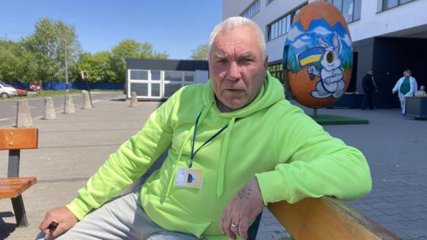 ФОТО, ВВС. Владимир сидит на скамейке на входе у приюта