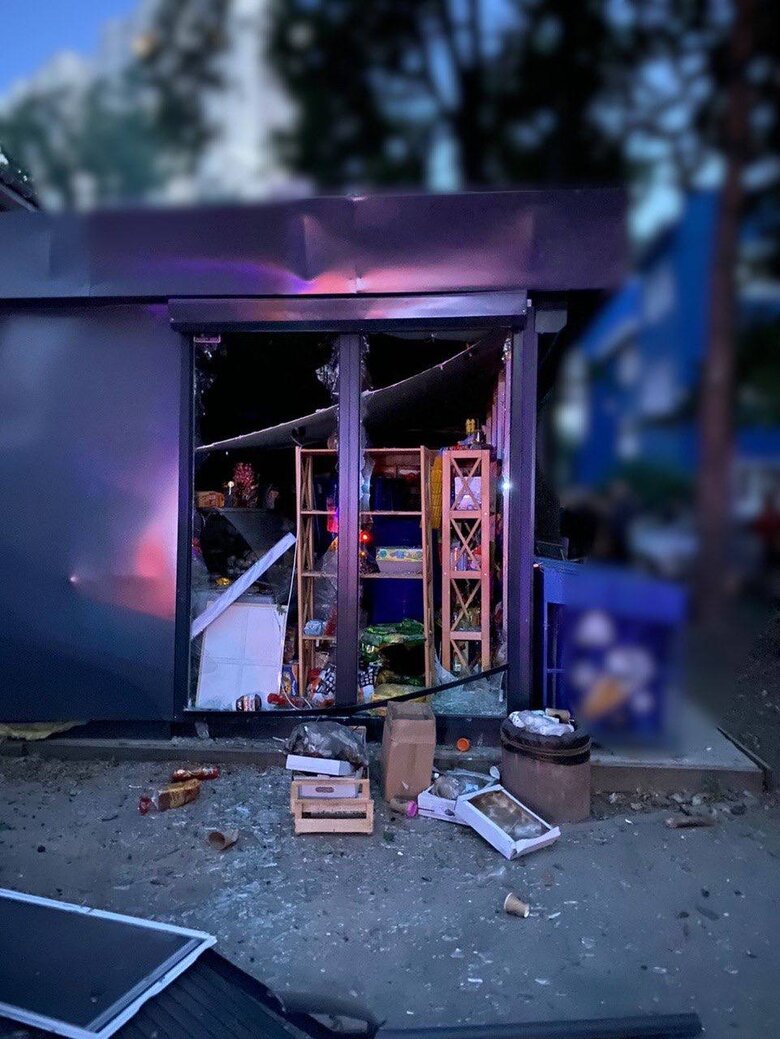 Последствия ночных обстрелов Киевщины: Повреждено общежитие и более 20 авто 05