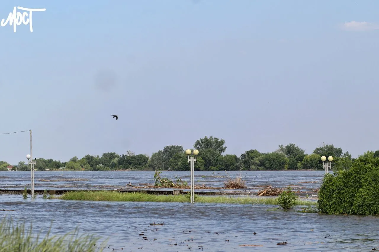 Видно лише дахи будинків: як виглядає район Антонівського мосту в Херсоні. Фото і відео dqxikeidqxitkant