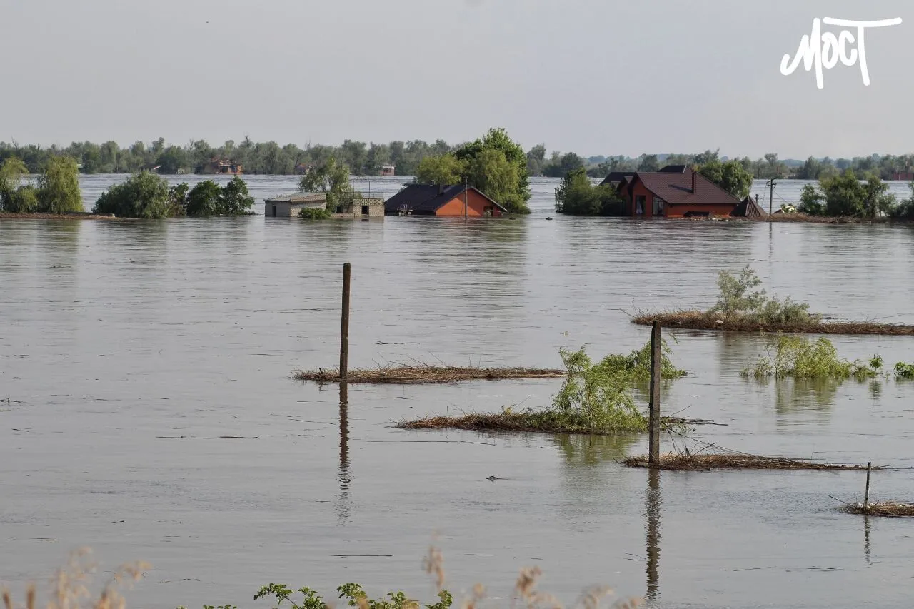 Видно лише дахи будинків: як виглядає район Антонівського мосту в Херсоні. Фото і відео
