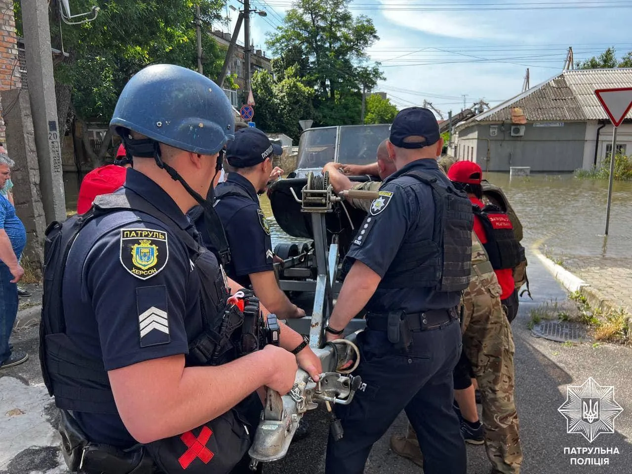 В Олешках є перші загиблі, Гола Пристань може повністю піти під воду: все про наслідки підриву Каховської ГЕС (оновлюється)