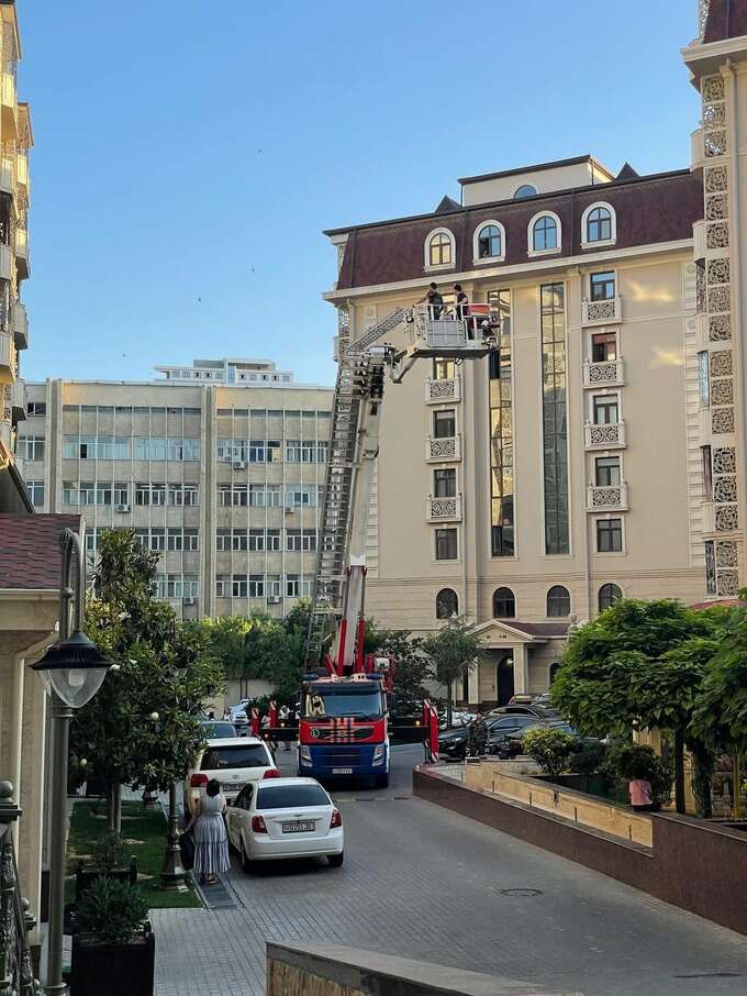 В Узбекистані провели "спецоперацію" зі зняття прапора України з балкону. Місцевих розлютило "ганебне шоу" (Фото)