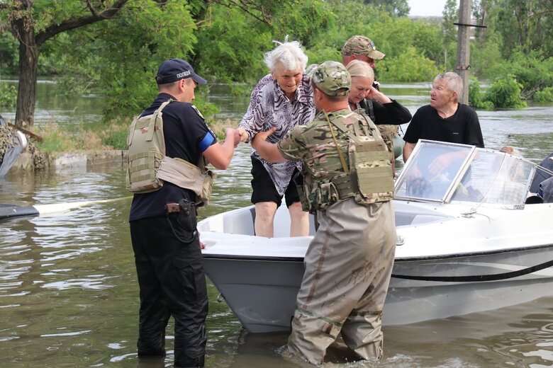 З населених пунктів Херсонщини, що опинилися в зоні підтоплення, евакуювали 2374 людей 02 dqxikeidqxiqqeant