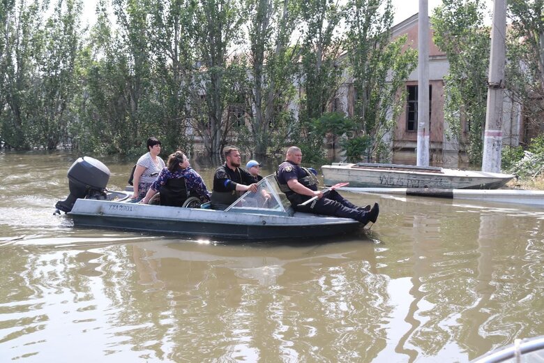 З населених пунктів Херсонщини, що опинилися в зоні підтоплення, евакуювали 2374 людей 04