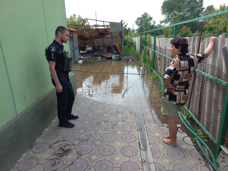 З населених пунктів Херсонщини, що опинилися в зоні підтоплення, евакуювали 2374 людей 05