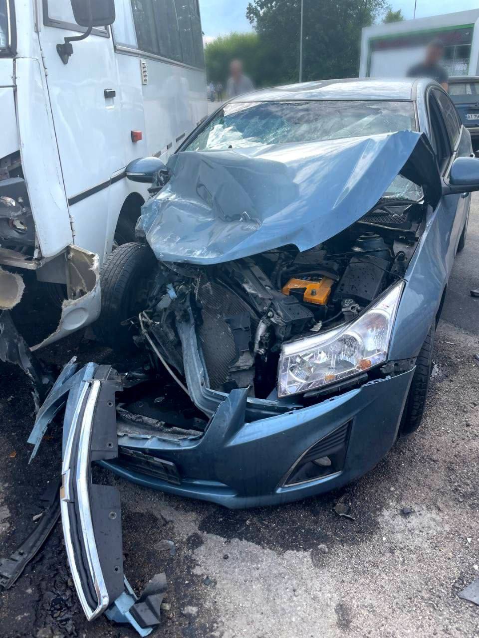 На Київщині сталося лобове зіткнення легковика та маршрутки: є постраждалі. Фото dqxikeidqxiqxxant