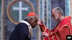 Кардинал Вілтон Грегорі, Архиєпископ Вашингтона, приймає прах від Архиєпископа Філадельфії УГКЦ Бориса Ґудзяка під час меси Попільної середи, яка знаменує початок Великого посту в Соборі Святого Апостола Матвія у Вашингтоні, у середу, 2 березня, 2022. (AP Photo/Jose Luis Magana)