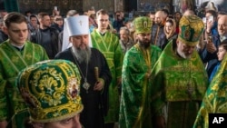 Предстоятель Православної Церкви України митрополит Епіфаній (у центрі) відправляє службу у Вербну неділю в Києво-Печерській Лаврі, найбільш шанованому православному місці України в Києві, Україна, у неділю, 9 квітня 2023 року. (AP Photo/Adam Pemble)