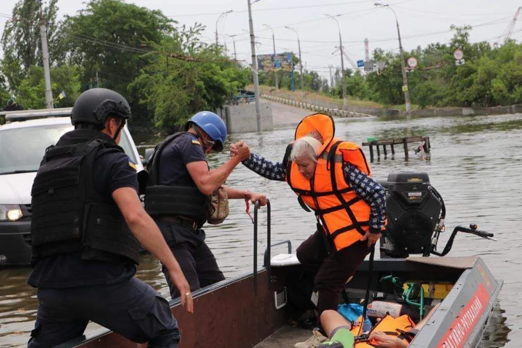 Зеленский показал трогательные кадры спасения на затопленной Херсонщине