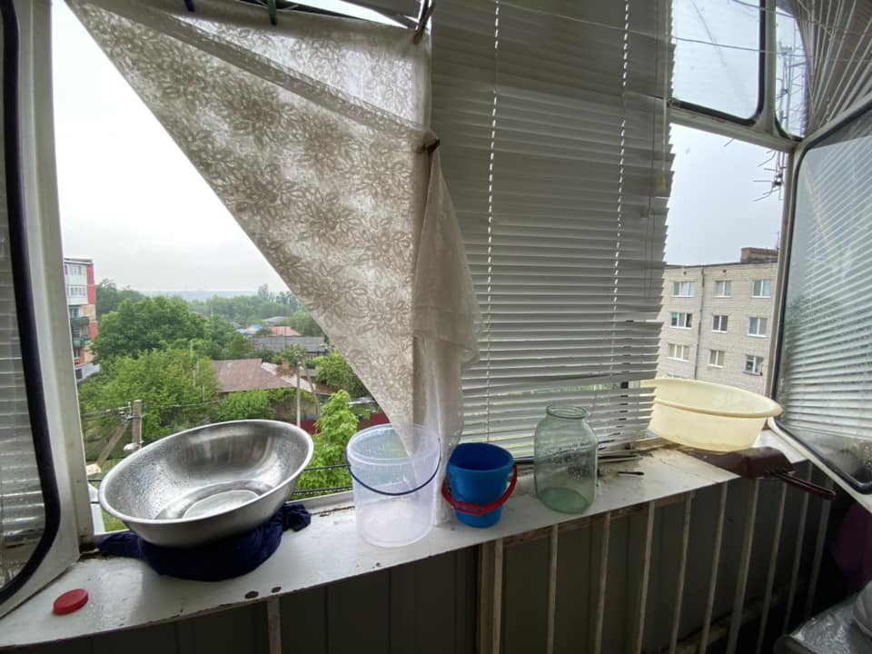 Новости Днепра про Мешканці Марганця збирають дощову воду під будинками та на балконах (ФОТО)