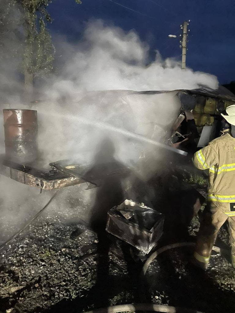 Атака дронами на Харьков: Поврежден фасад здания, поднялся пожар на складе 02 Атака дронами на Харків: Пошкоджено фасад будівлі, здійнялася пожежа на складі 02