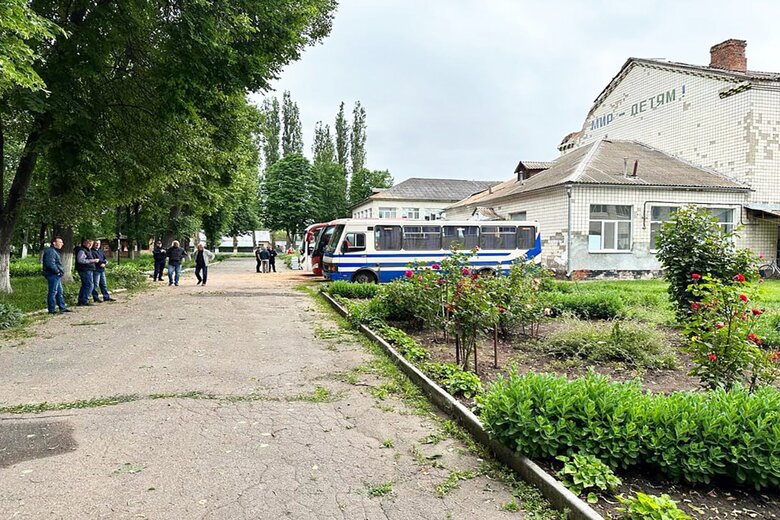 Наслідки обстрілу інтернату на Сумщині: Підопічних евакуювали в безпечні місця 03 Наслідки обстрілу інтернату на Сумщині: Підопічних евакуювали в безпечні місця 03