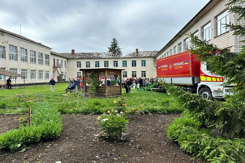 Наслідки обстрілу інтернату на Сумщині: Підопічних евакуювали в безпечні місця 04 Наслідки обстрілу інтернату на Сумщині: Підопічних евакуювали в безпечні місця 04