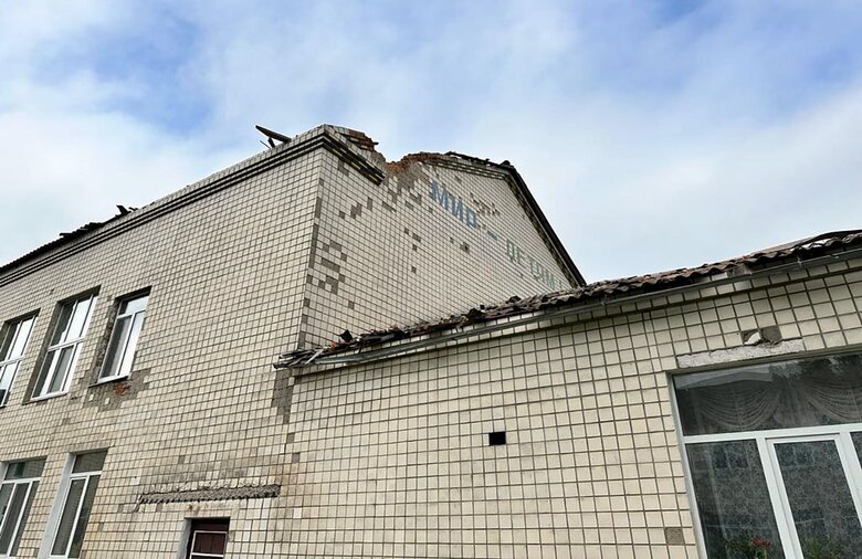 Наслідки обстрілу інтернату на Сумщині: Підопічних евакуювали в безпечні місця 08 Наслідки обстрілу інтернату на Сумщині: Підопічних евакуювали в безпечні місця 08