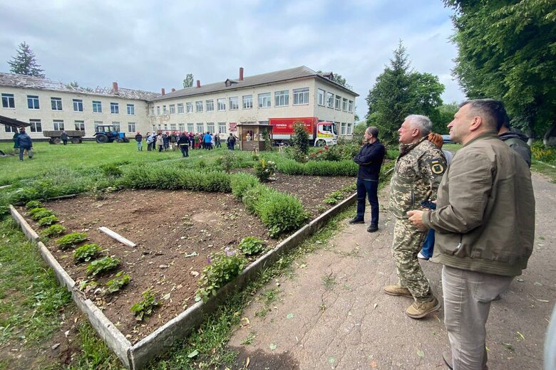 Наслідки обстрілу інтернату на Сумщині: Підопічних евакуювали в безпечні місця 02 Наслідки обстрілу інтернату на Сумщині: Підопічних евакуювали в безпечні місця 02 dqxikeidqxitkant