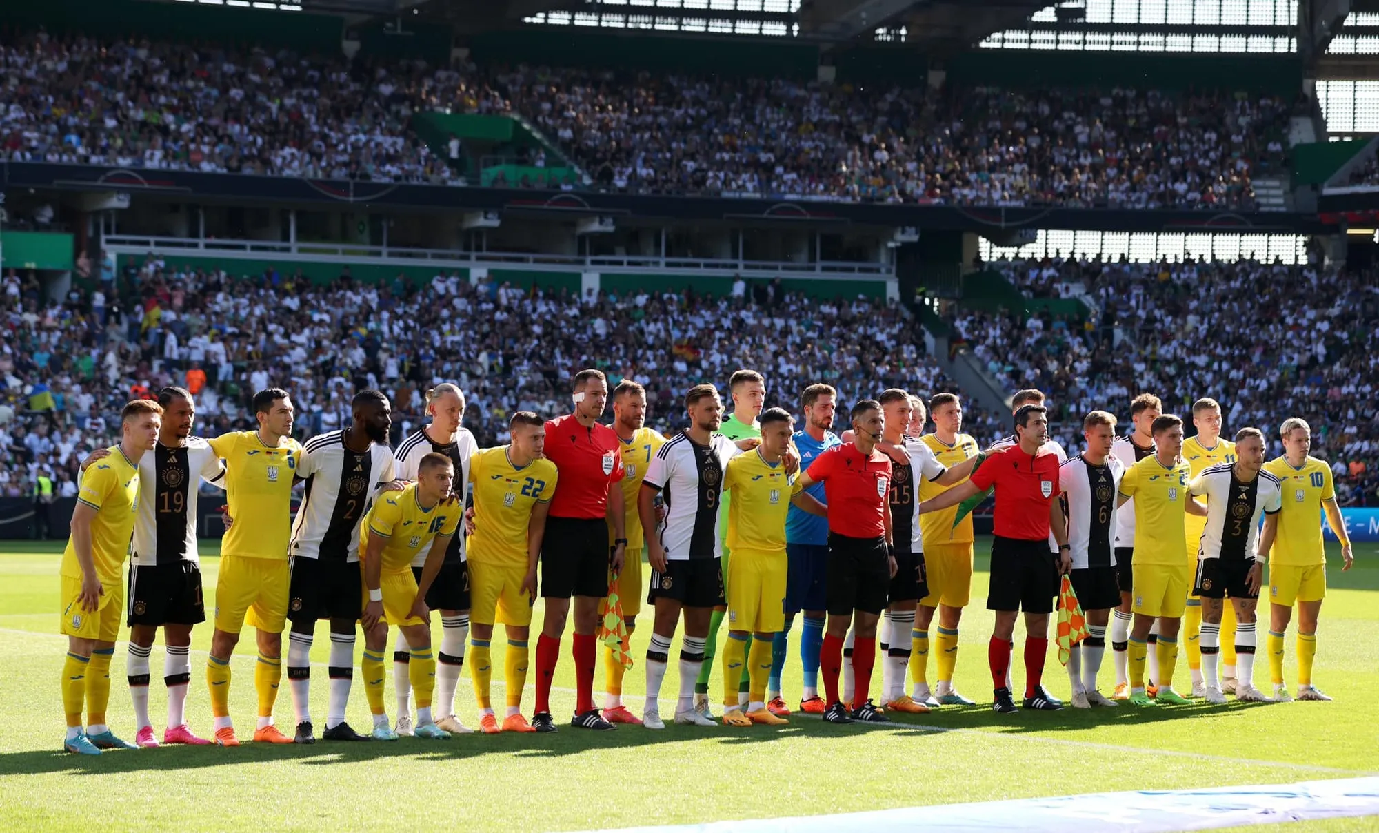 Судді матчу України та Німеччини зробили несподіваний вчинок заради українців dqxikeidqxitkant