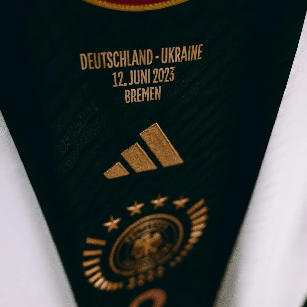 Судді матчу України та Німеччини зробили несподіваний вчинок заради українців