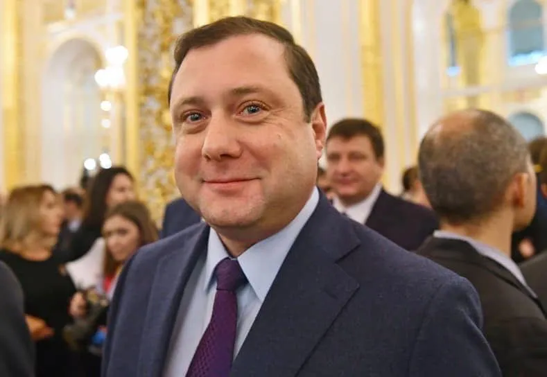 Пил не за победу: в России из-за постоянных запой сняли с должности губернатора Смоленской области. Фото dqxikeidqxiqqeant