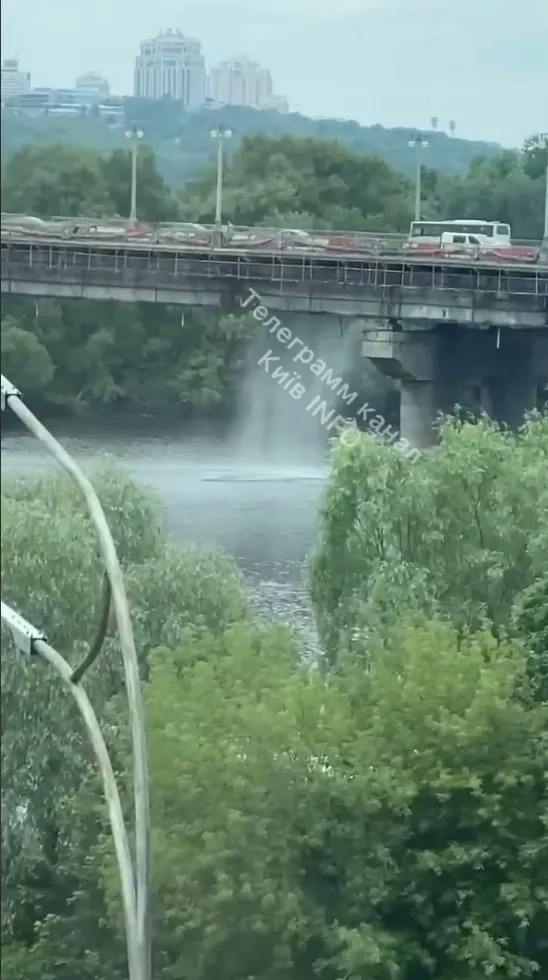 У Києві на мосту Патона через прорив труби з’явився водоспад. Відео dqxikeidqxiqqeant