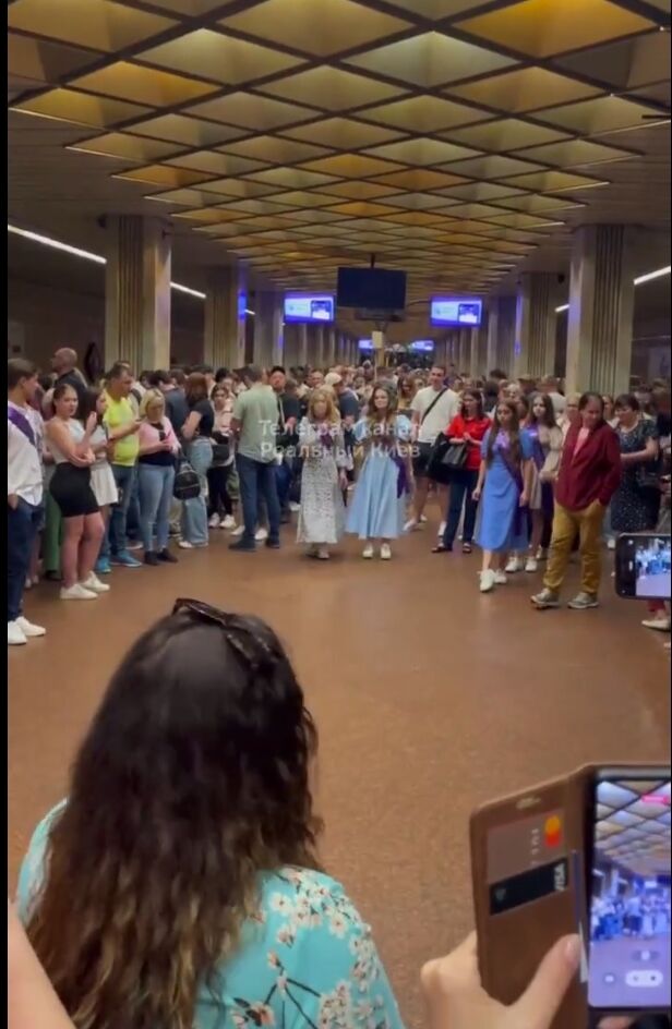 У Києві випускники через повітряну тривогу станцювали вальс на станції метро. Відео dqxikeidqxiqqeant
