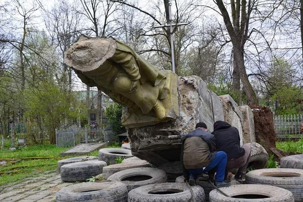 Демонтаж пам’ятника Ватутіну в Києві. Фото: Юрій Стефаняк.