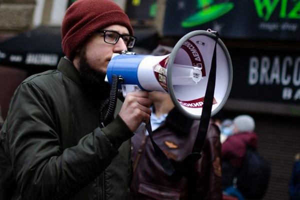Вадим Поздняков во время проведения акции. Фото: newsroom.kh.ua.