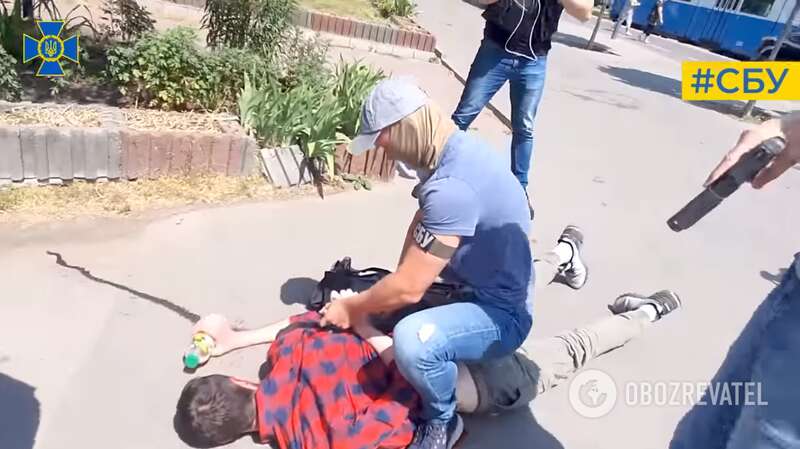 Сотрудник СБУ надел подозреваемому наручники во время задержания dqxikeidqxiqqeant