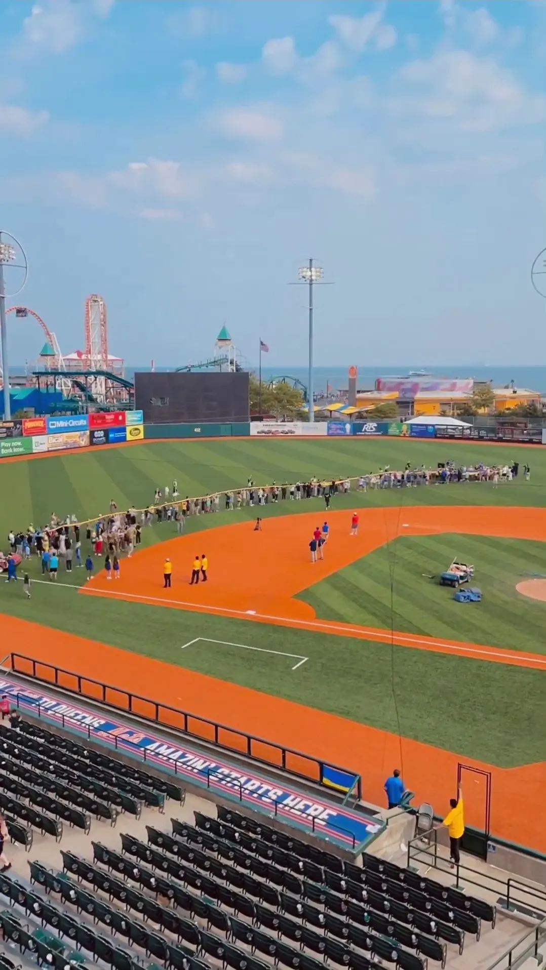 На стадіоні у США розгорнули найбільший у світі прапор України. Відео dqxikeidqxiqqeant