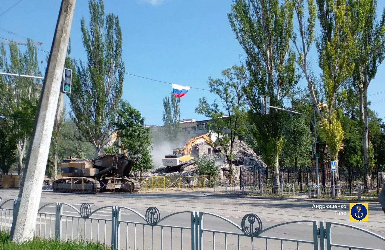 Как сейчас выглядит разрушенный оккупантами центр Мариуполя: свежие фото