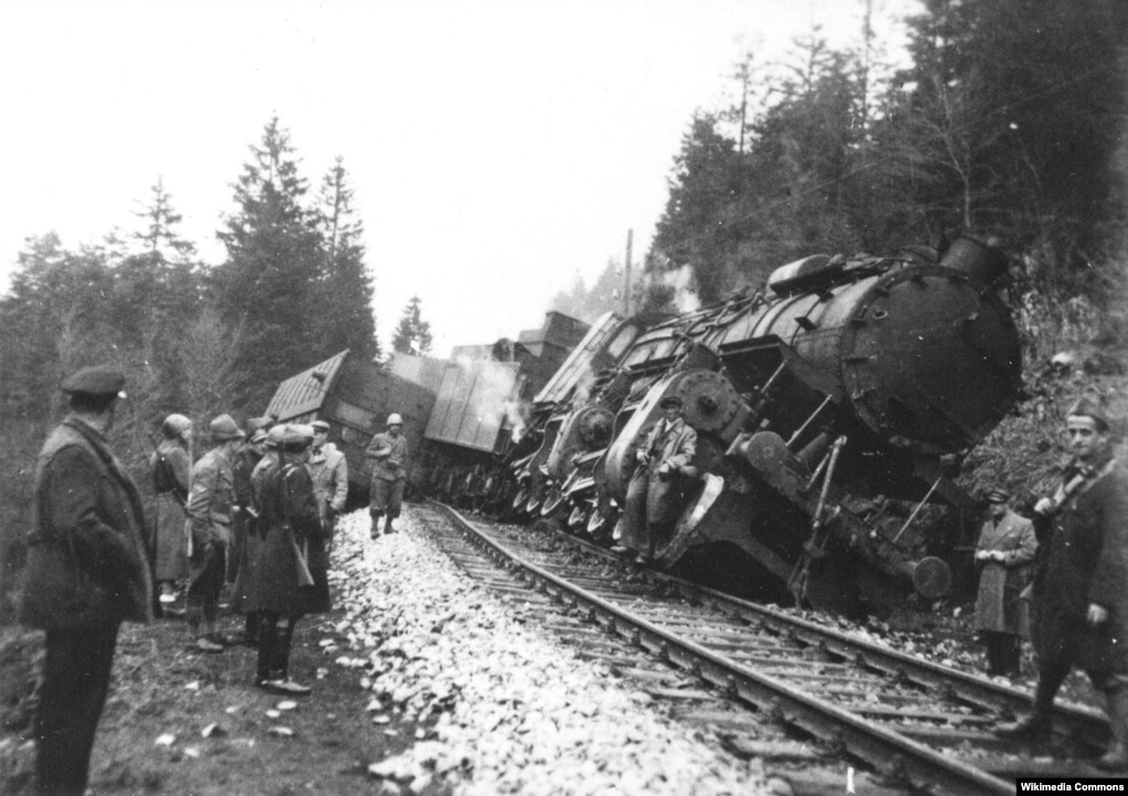 Взорванный на железной дороге поезд. Фотография времен Второй мировой войны. Место неизвестно
