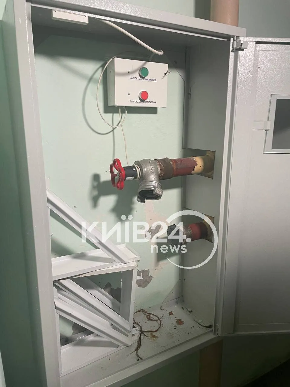 У Києві через прорив гідранту багатоповерхівку затопило з 10 по 1 поверх. Фото та відео