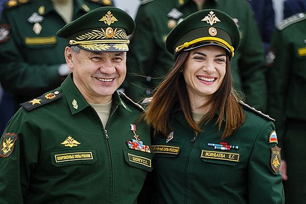 Дворазова олімпійська чемпіонка Ісінбаєва отримує чергове військове звання від Міністра оборони РФ Шойгу. Фото: Ukrinform.